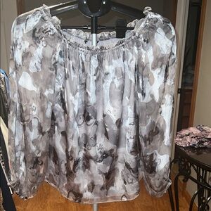 NWT White House Black Market Abstract Off shoulder Blouse in Gray and White